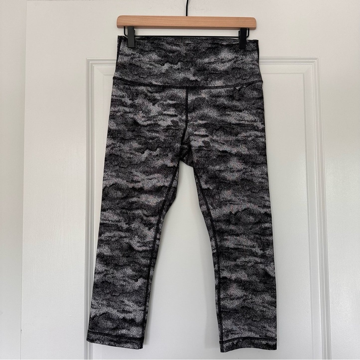 Lululemon (10) Wunder Under Hi-Rise Tight- Hazy Days Black/White Crop Legging