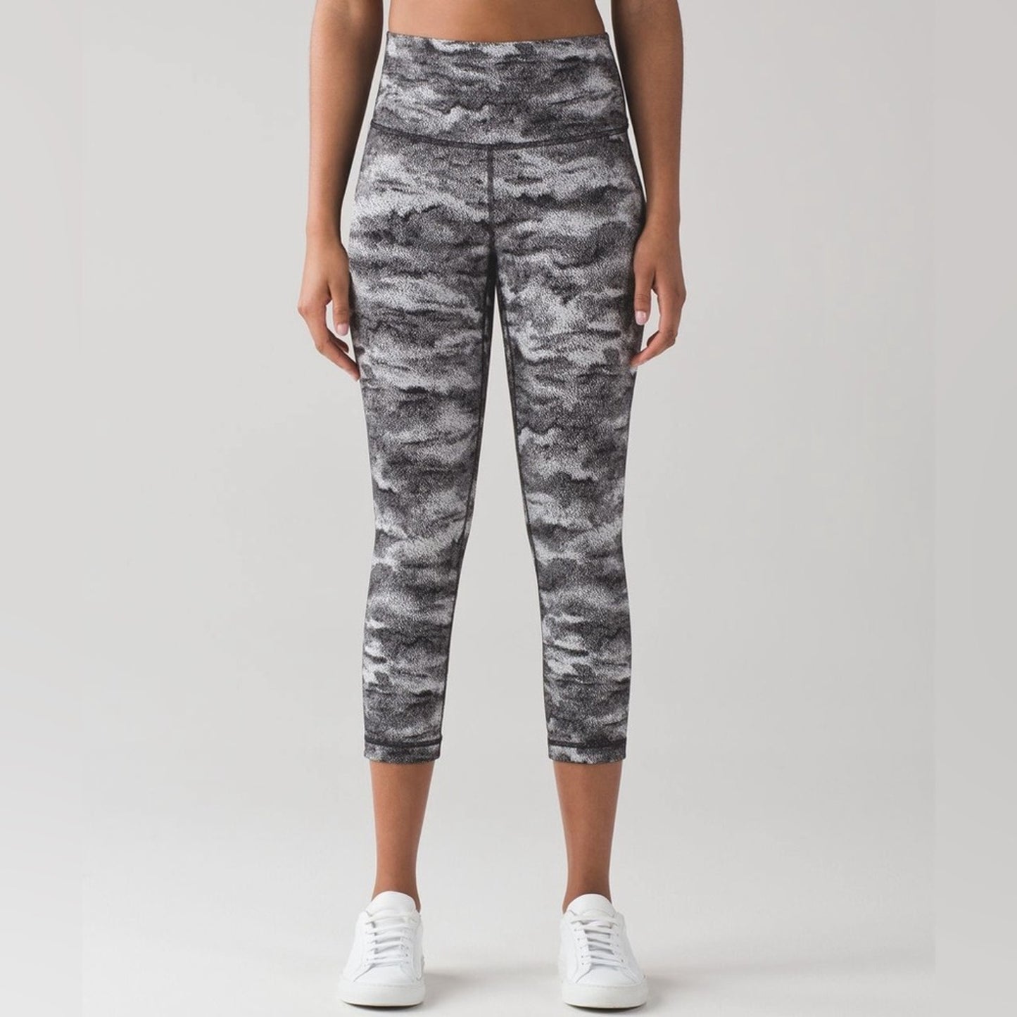 Lululemon (10) Wunder Under Hi-Rise Tight- Hazy Days Black/White Crop Legging