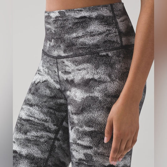 Lululemon (10) Wunder Under Hi-Rise Tight- Hazy Days Black/White Crop Legging