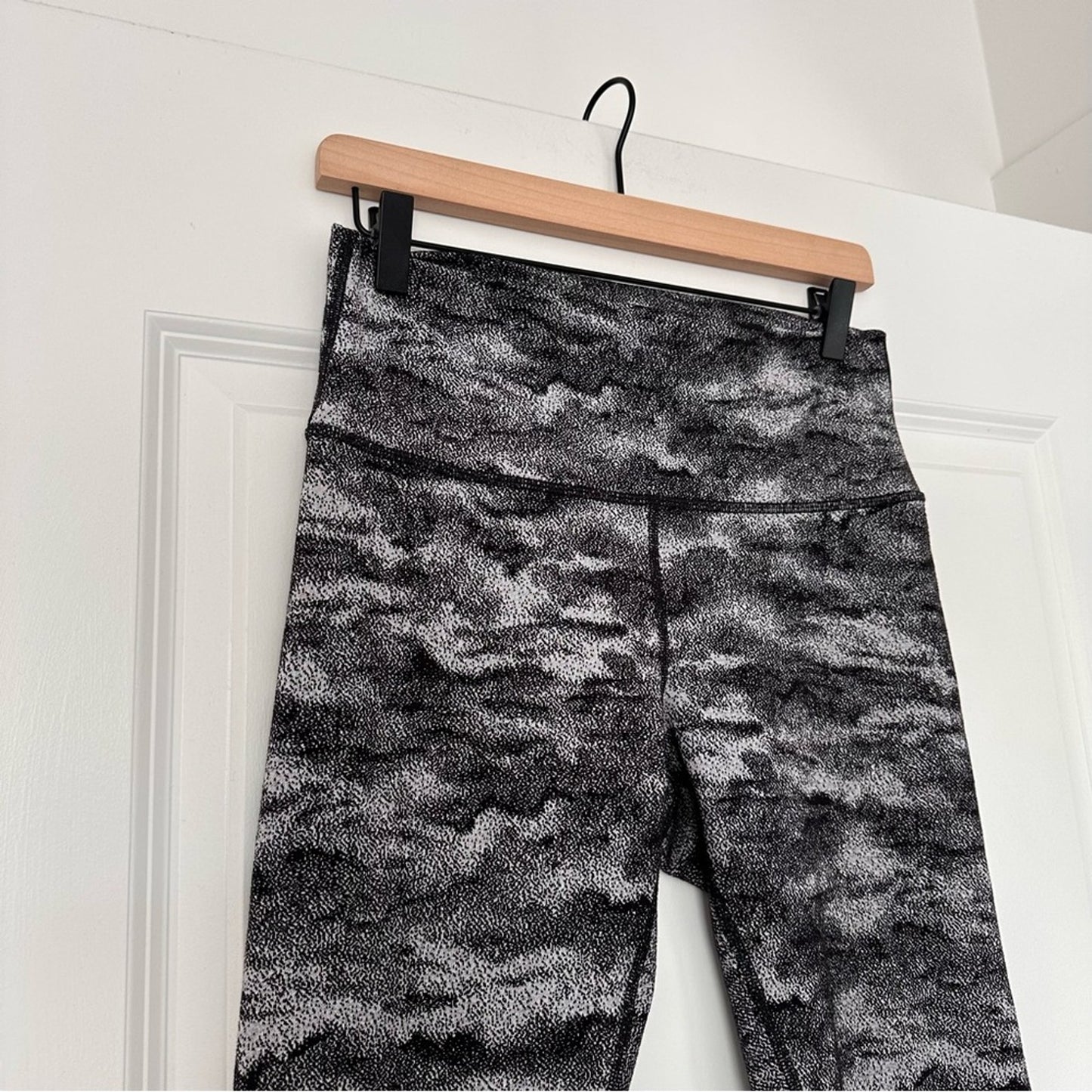Lululemon (10) Wunder Under Hi-Rise Tight- Hazy Days Black/White Crop Legging